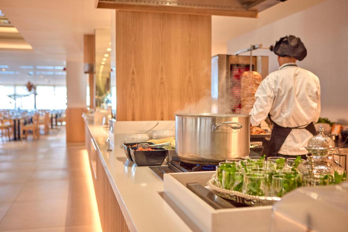 Comida en o cerca de este hotel