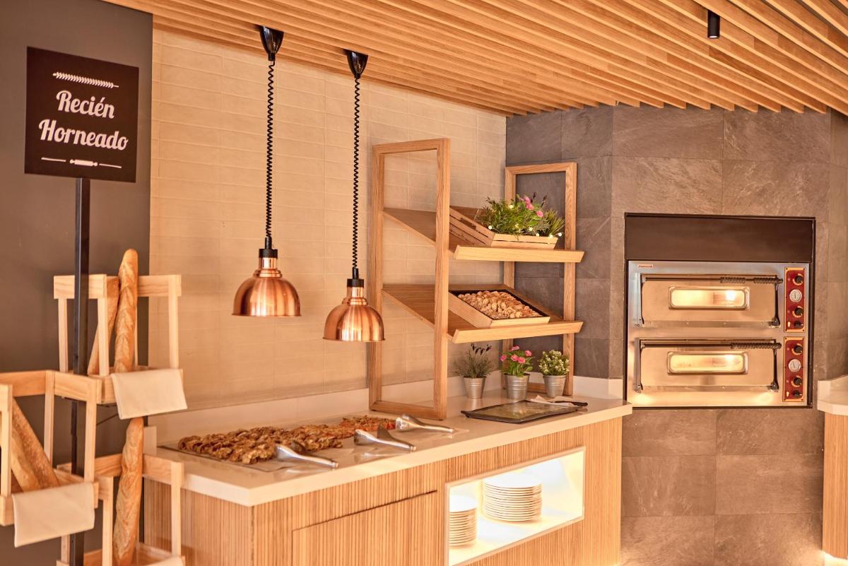 Una cocina o zona de cocina en Universal Hotel Lido Park & Spa