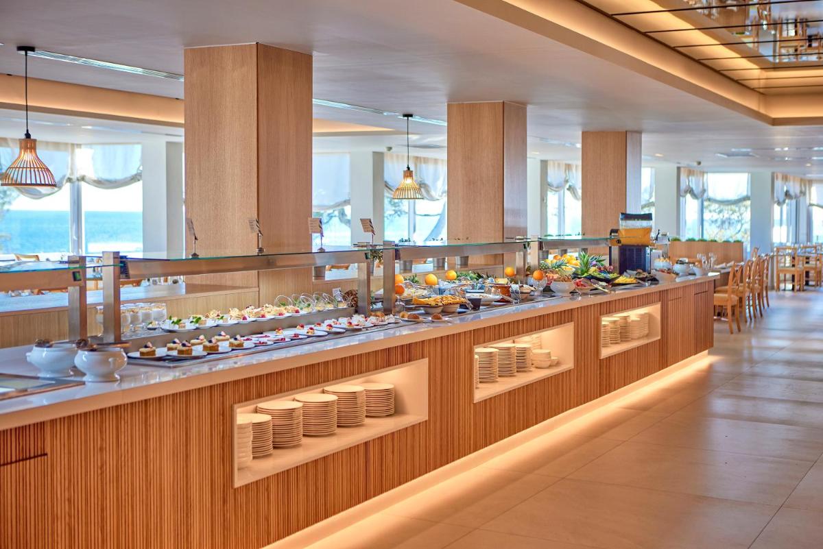 Comida en o cerca de este hotel