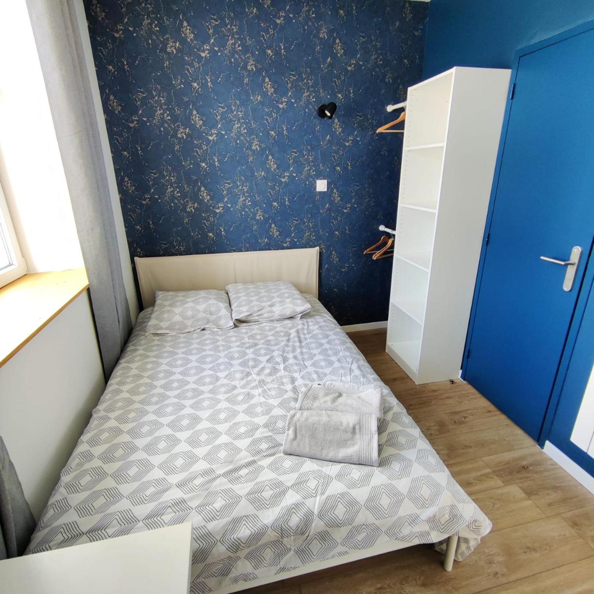 Suitetrails - Chambre Crozon avec salle de bains privative dans une résidence avec salon et cuisine partagés