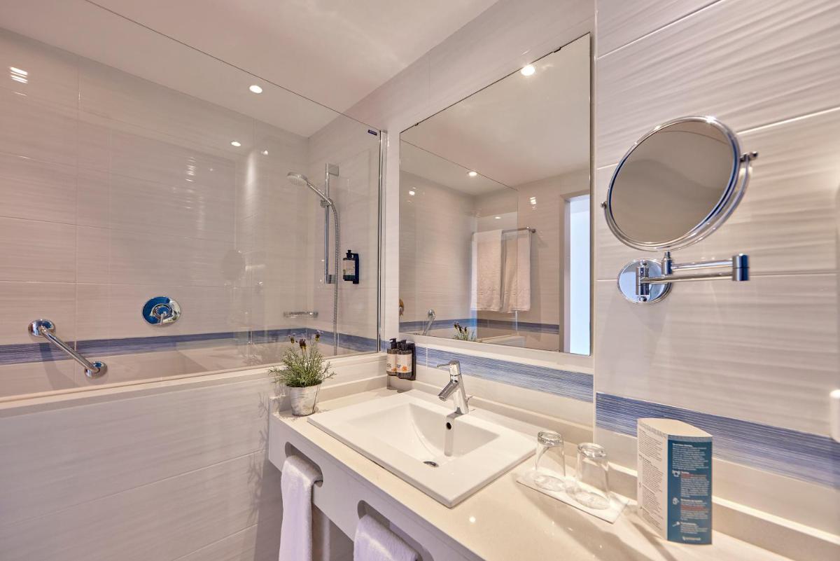 Un baño de Universal Hotel Lido Park & Spa
