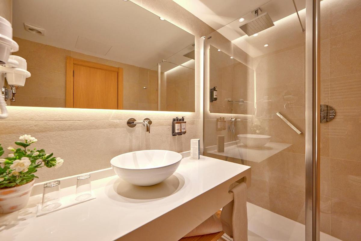 Un baño de Universal Hotel Lido Park & Spa