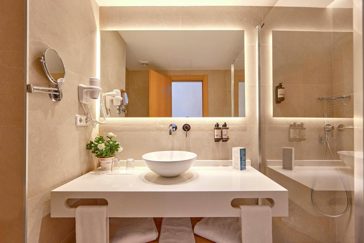 Un baño de Universal Hotel Lido Park & Spa