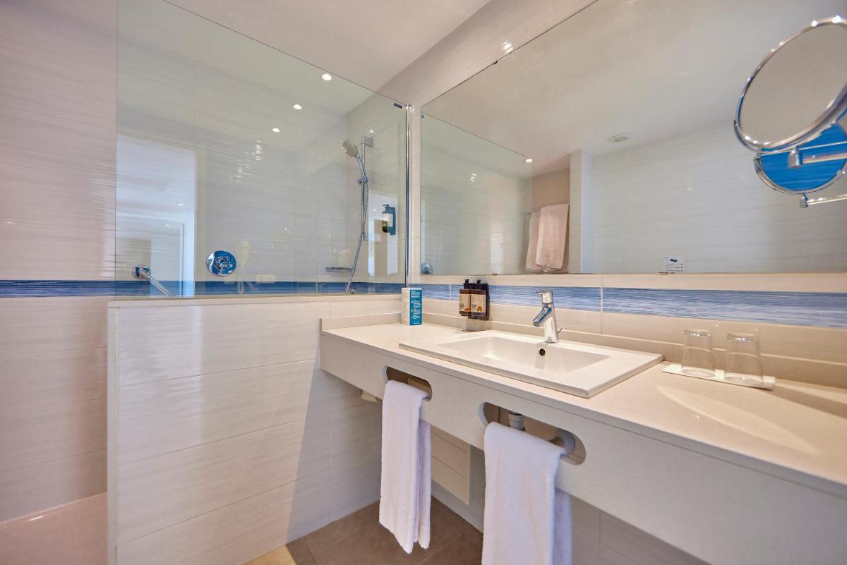 Un baño de Universal Hotel Lido Park & Spa