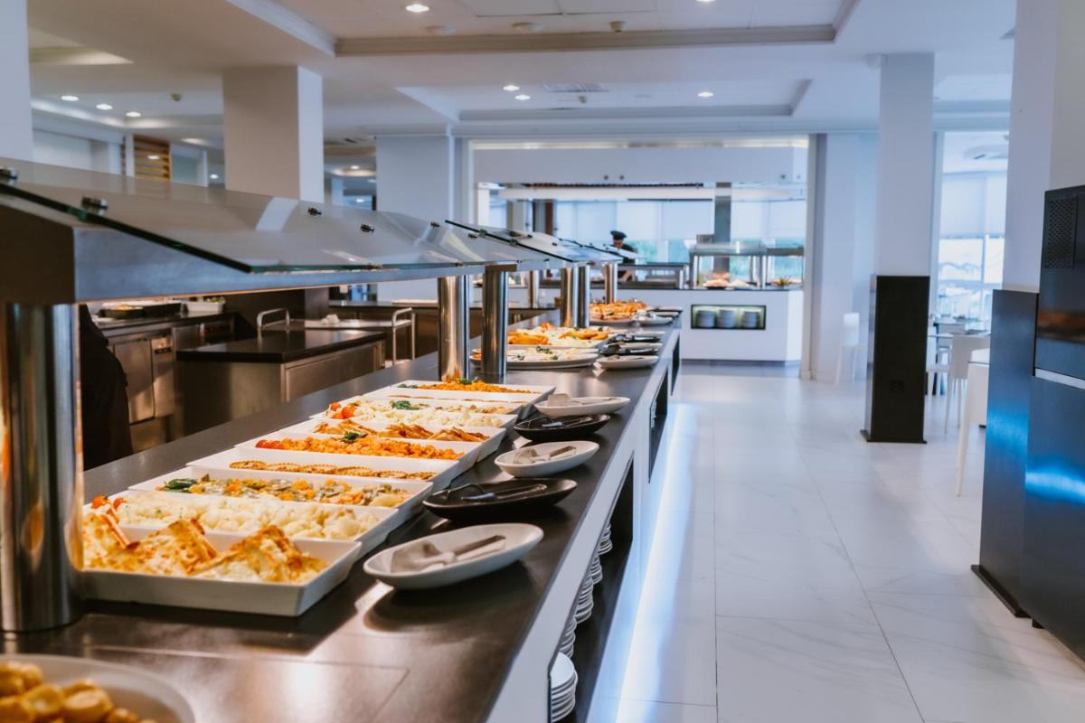 Comida en o cerca de este hotel