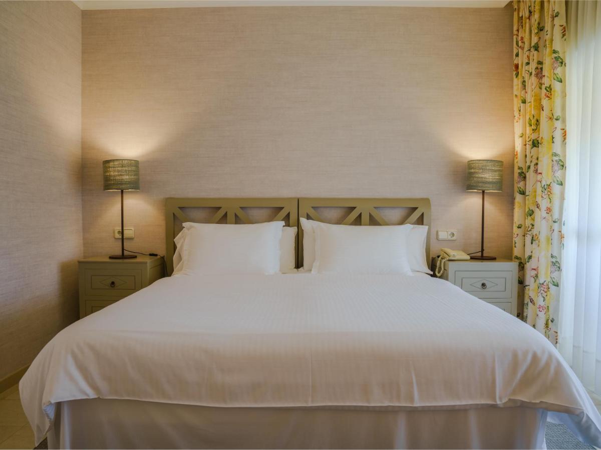 Cama o camas de una habitación en Hotel Spa Atlántico San Vicente do Mar