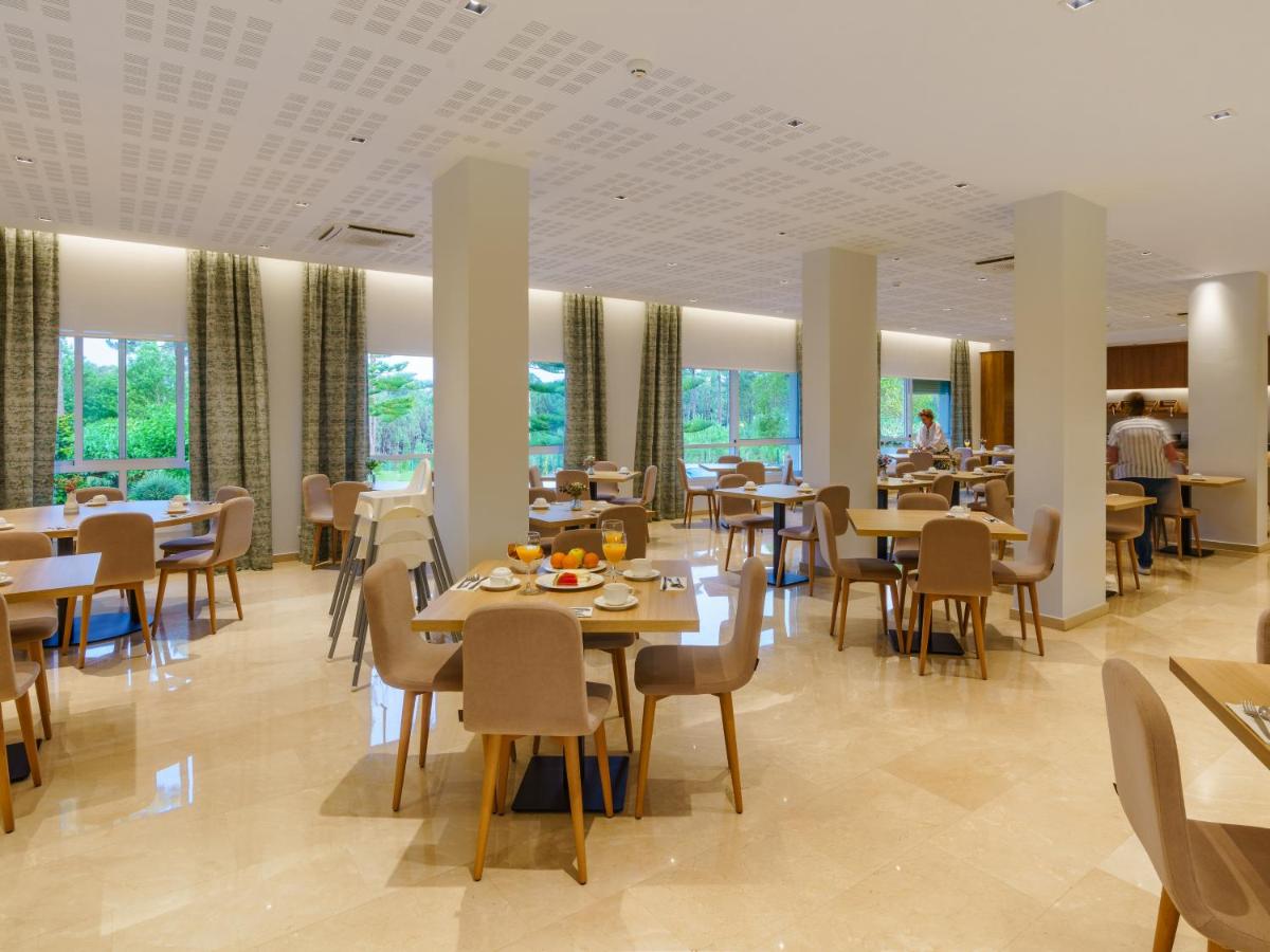 Un restaurante o sitio para comer en Hotel Spa Atlántico San Vicente do Mar