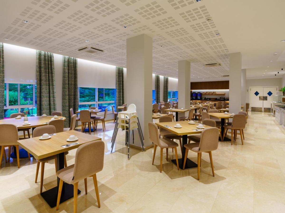 Un restaurante o sitio para comer en Hotel Spa Atlántico San Vicente do Mar