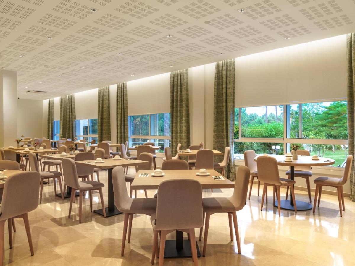 Un restaurante o sitio para comer en Hotel Spa Atlántico San Vicente do Mar