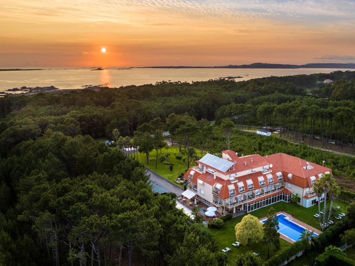 una vista aérea de una casa grande con piscina en Hotel Spa Atlántico San Vicente do Mar, en San Vicente do Mar