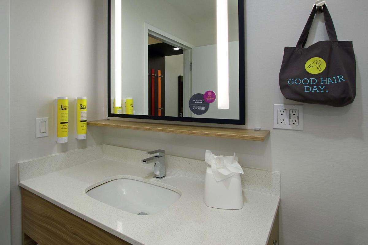 Tru By Hilton Mobile - Housity