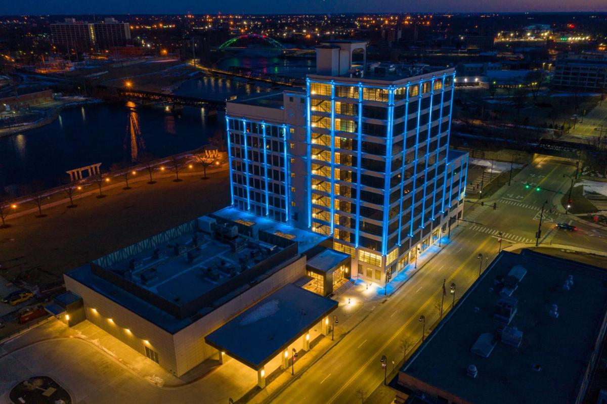 Embassy Suites By Hilton Rockford Riverfront - Housity