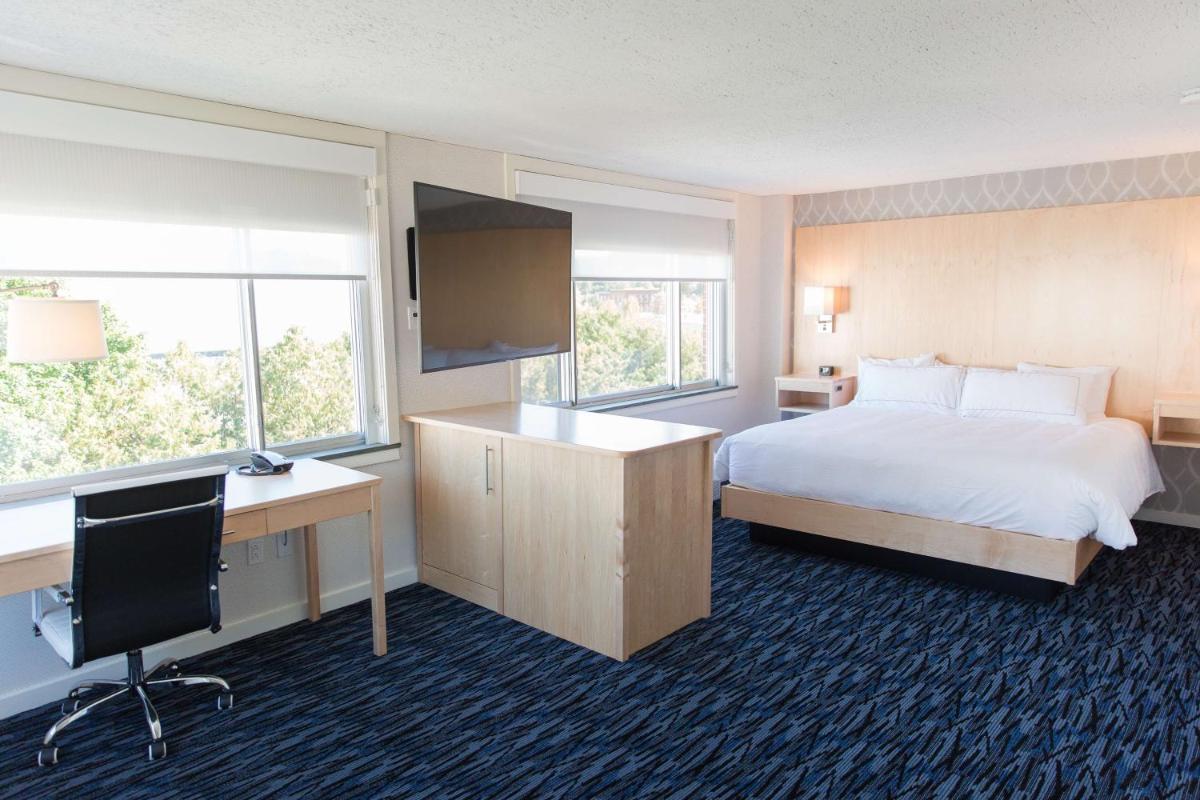 Capitol Plaza Hotel Montpelier Tapestry Collection by Hilton - Housity
