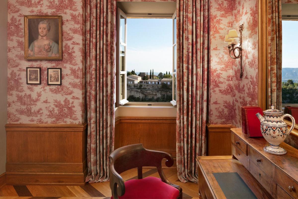 Coin salon dans l'établissement Airelles Gordes, La Bastide