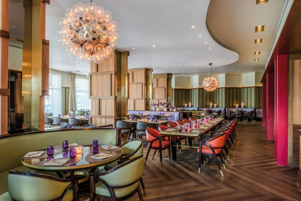 Um restaurante ou outro lugar para comer em Vila Vita Parc