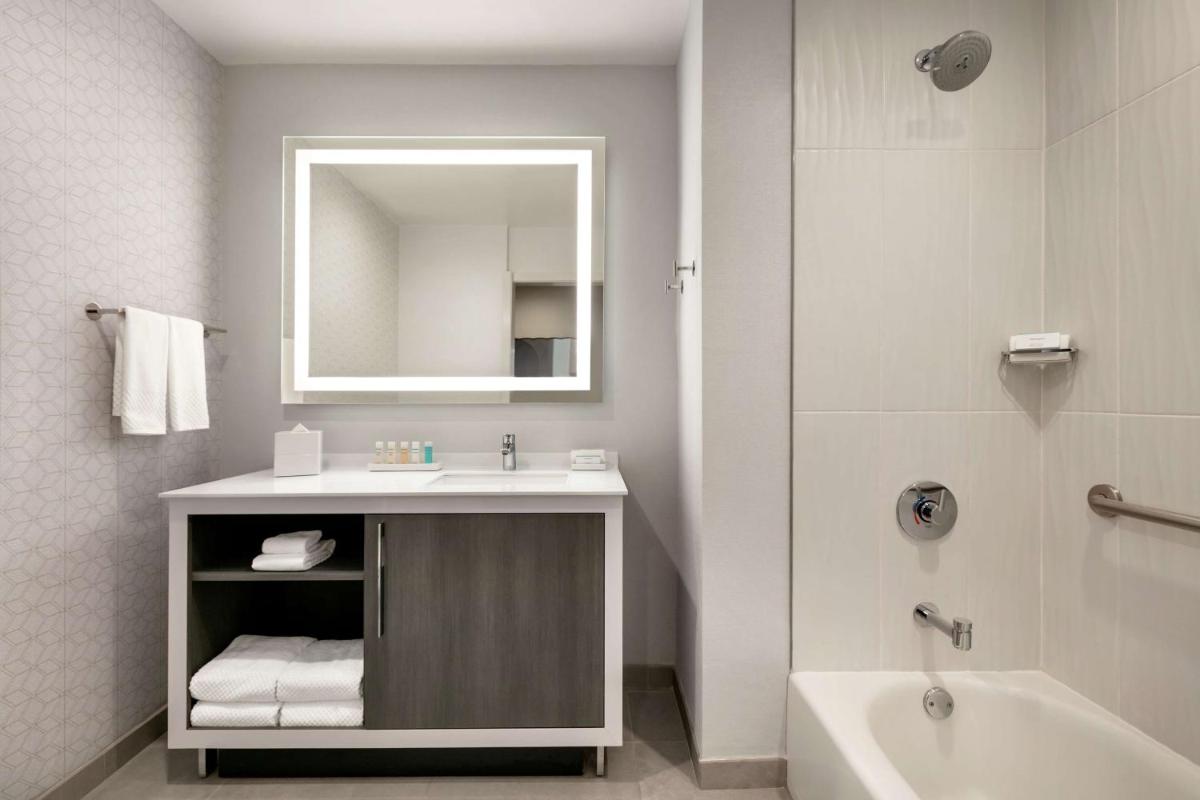 Embassy Suites by Hilton Atlanta Midtown - Housity
