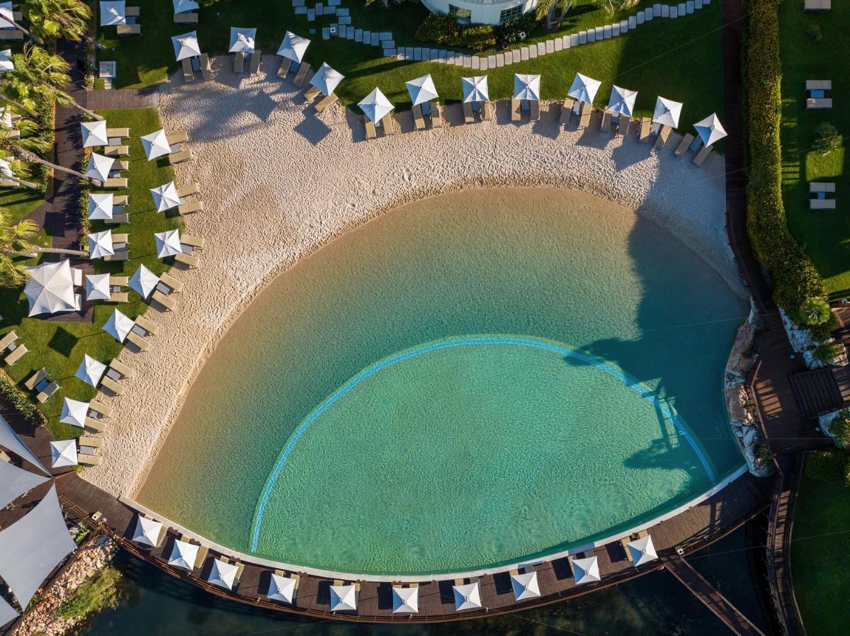 uma vista aérea de uma piscina em um resort em Domes Lake Algarve, Autograph Collection em Vilamoura
