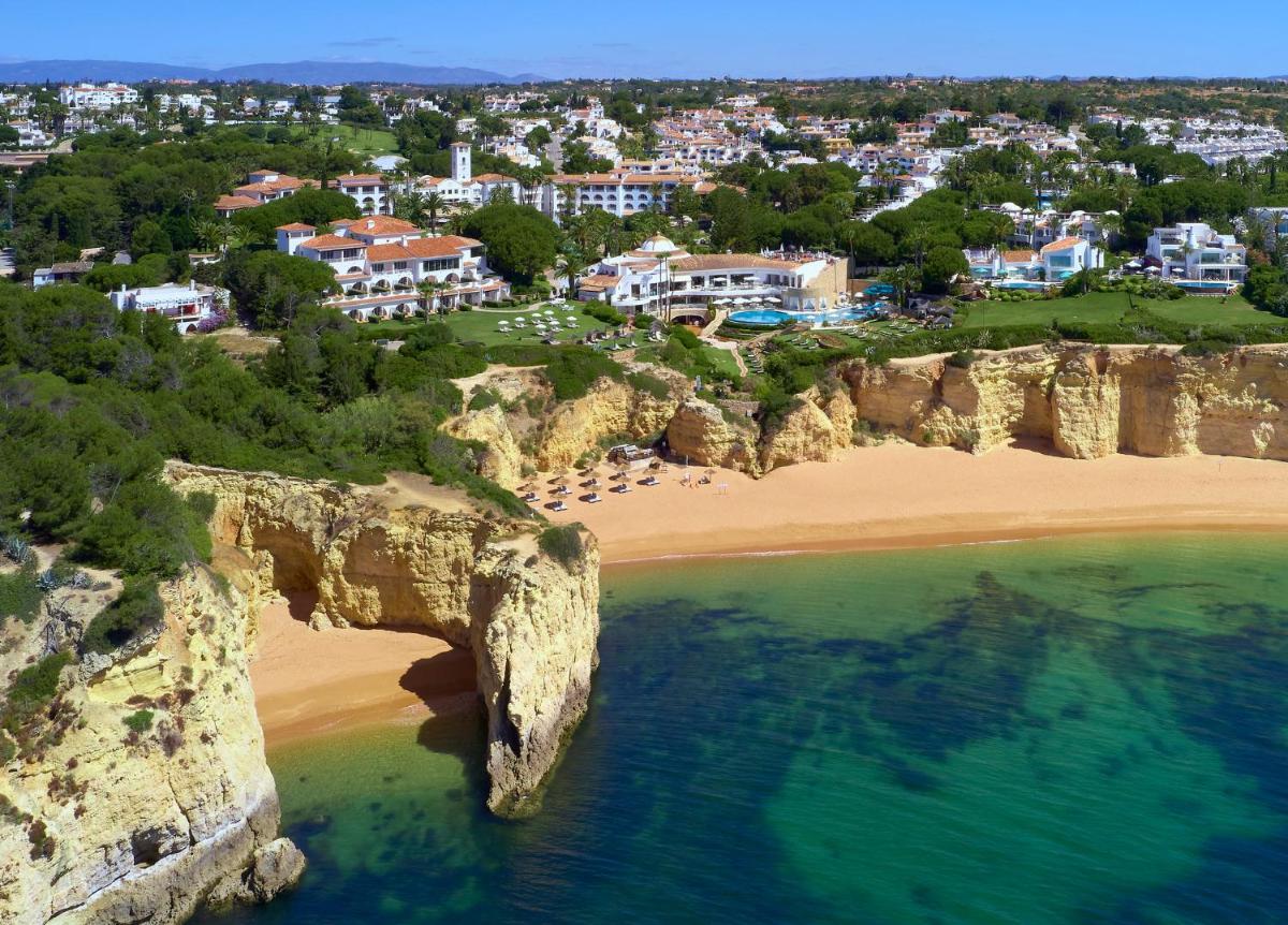 uma vista aérea de uma praia com um grande penhasco em Vila Vita Parc em Armação de Pêra