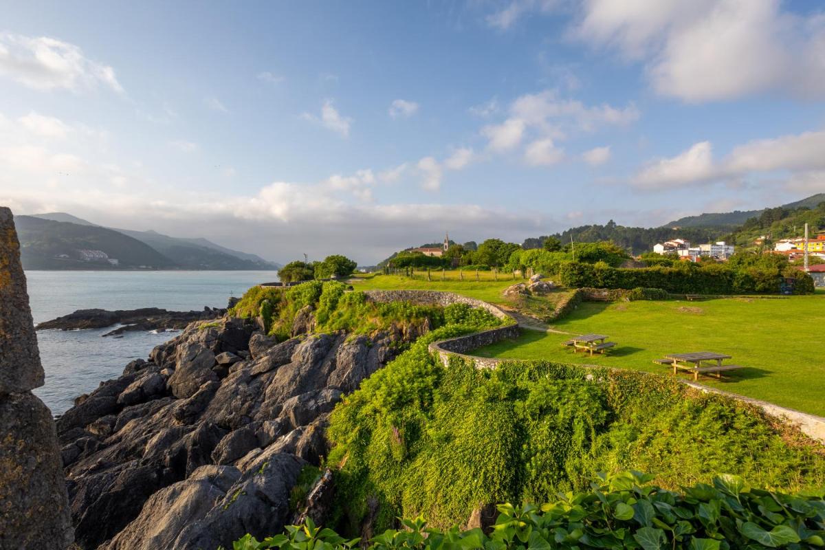 un parque a orillas de un cuerpo de agua en Apartamentos&Spa Mundakaport, en Mundaka
