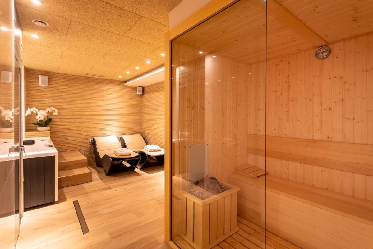 Habitación con sauna y pared de cristal. en Apartamentos&Spa Mundakaport, en Mundaka