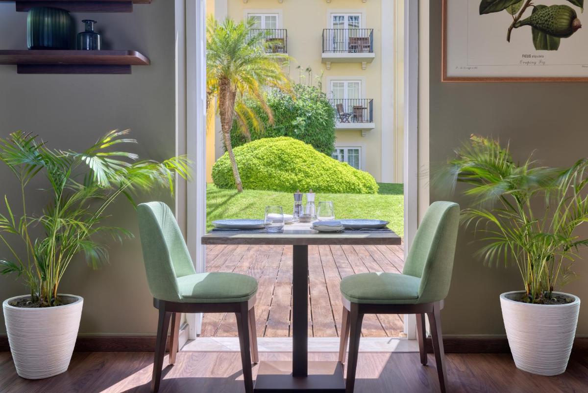 Um jardim no exterior de Domes Lake Algarve, Autograph Collection