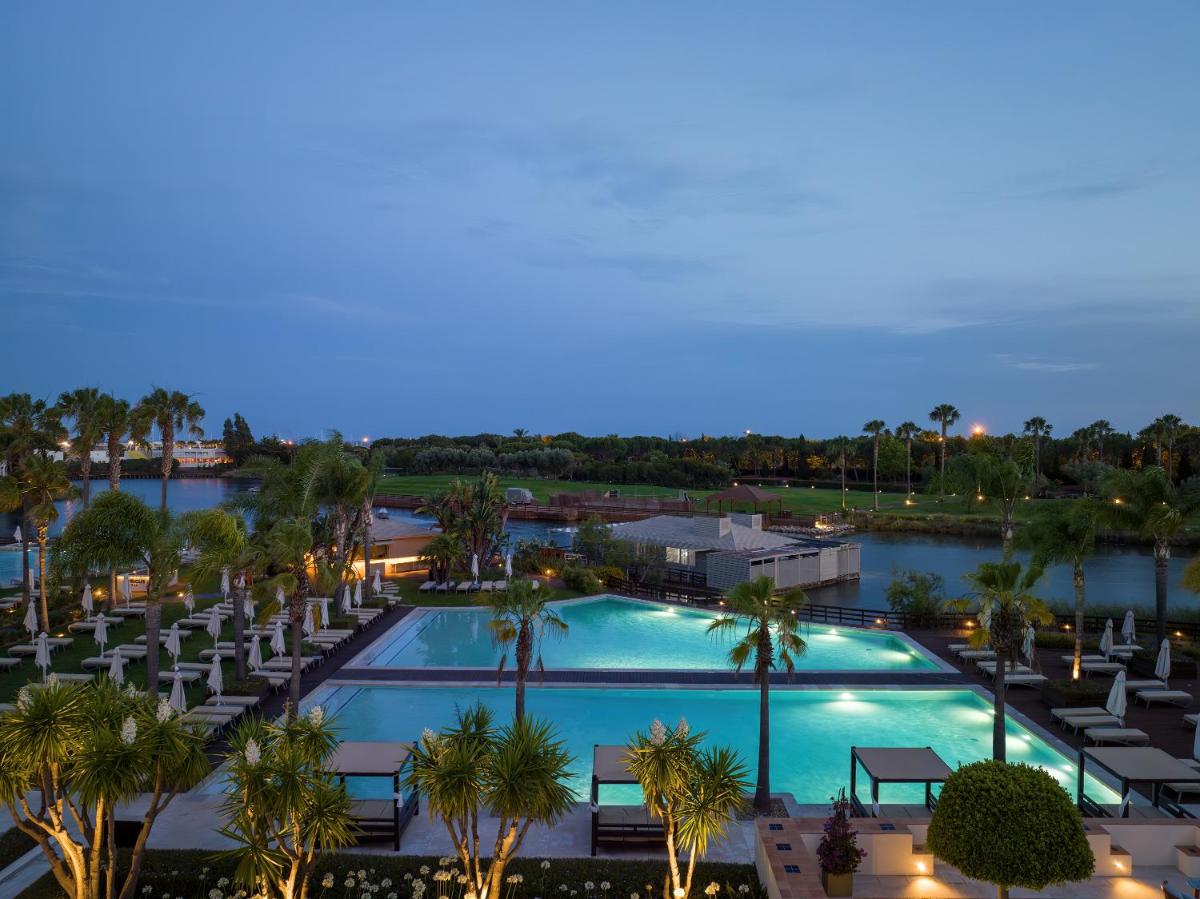 A piscina em ou perto de Domes Lake Algarve, Autograph Collection