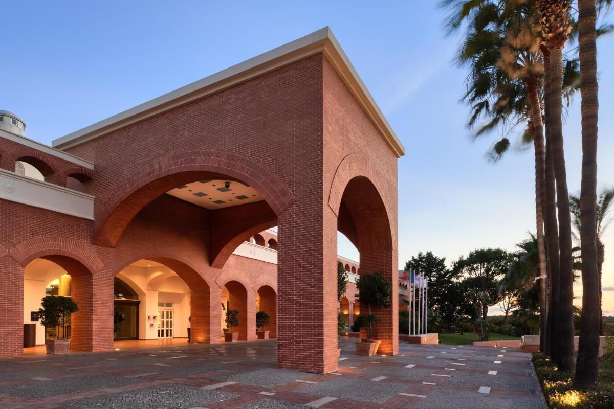 A fachada ou entrada de Domes Lake Algarve, Autograph Collection