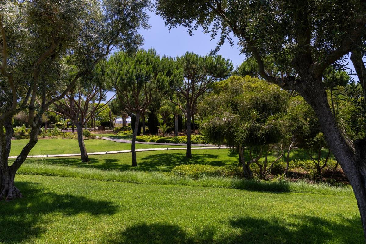 Um jardim no exterior de Domes Lake Algarve, Autograph Collection