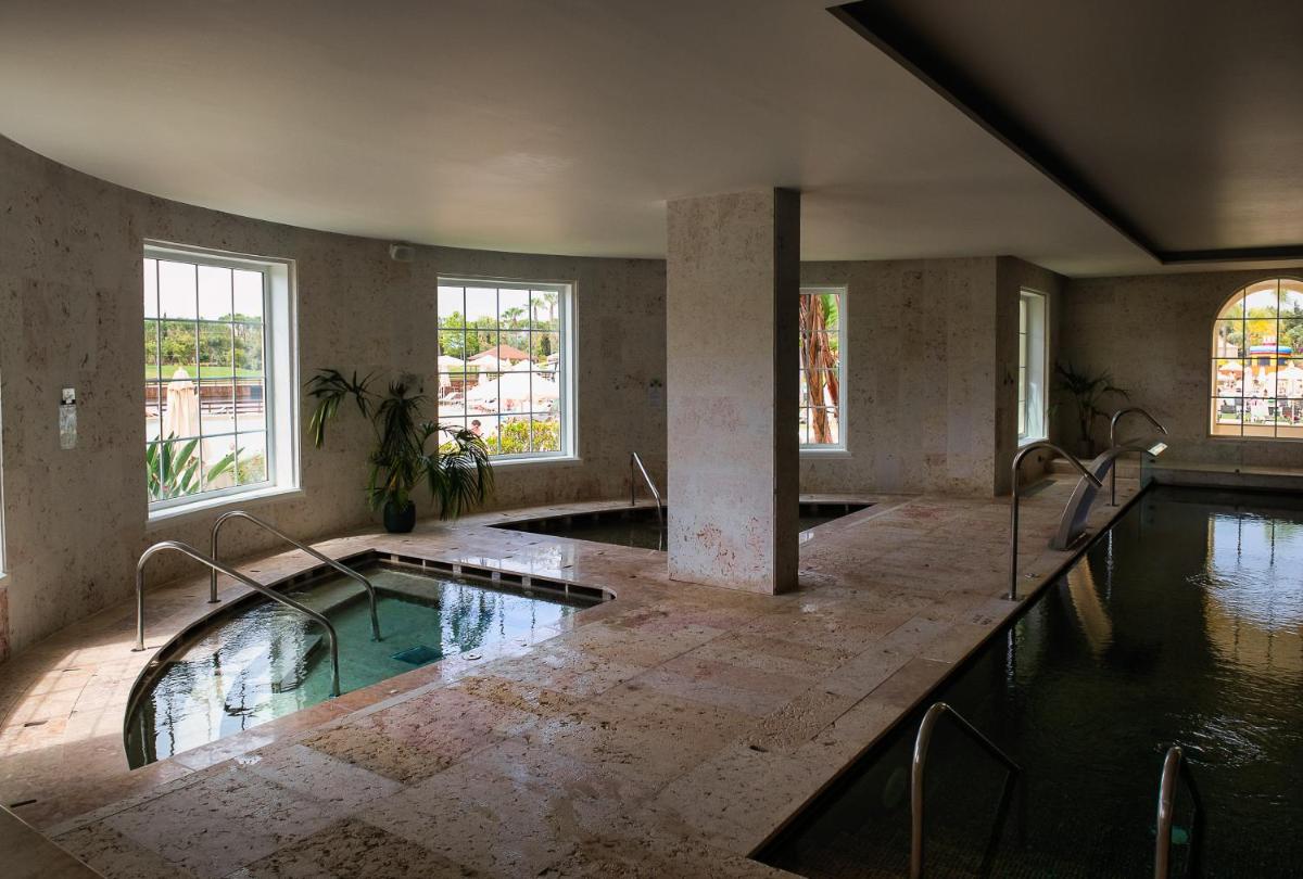 A piscina em ou perto de Domes Lake Algarve, Autograph Collection