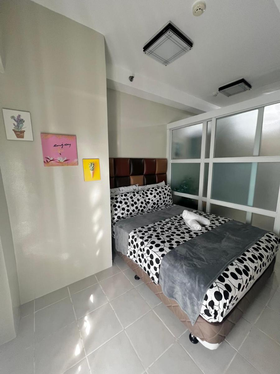 Netflix and Unli WIFI!!! The Elchies Room at Tagaytay Prime Residence - Housity