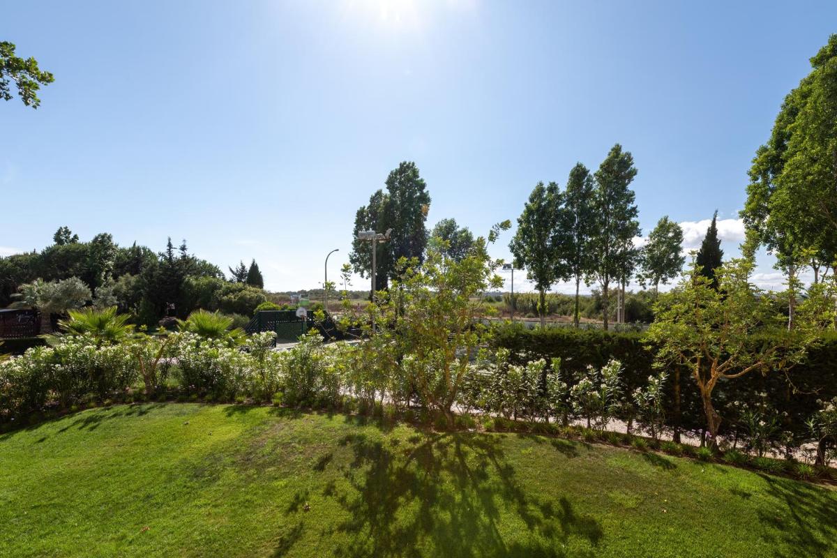 Um jardim no exterior de Domes Lake Algarve, Autograph Collection
