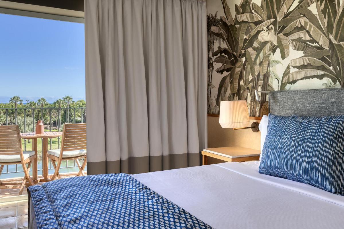Uma cama ou camas num quarto em Domes Lake Algarve, Autograph Collection