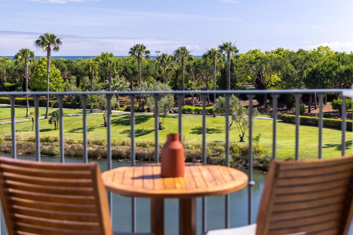Uma varanda ou terraço em Domes Lake Algarve, Autograph Collection