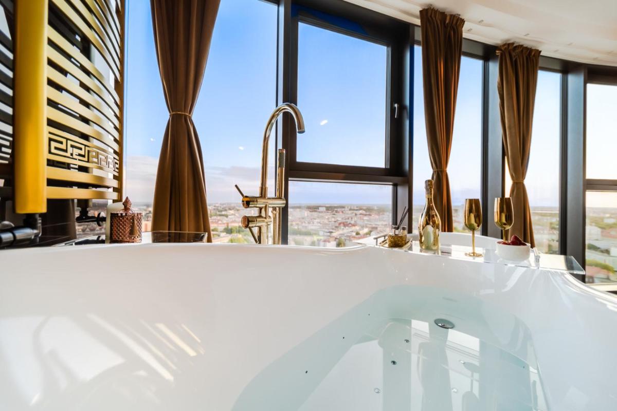 Hanza Tower GOLD-21 Deluxe 63m2 with Pool & Spa - Hizvo