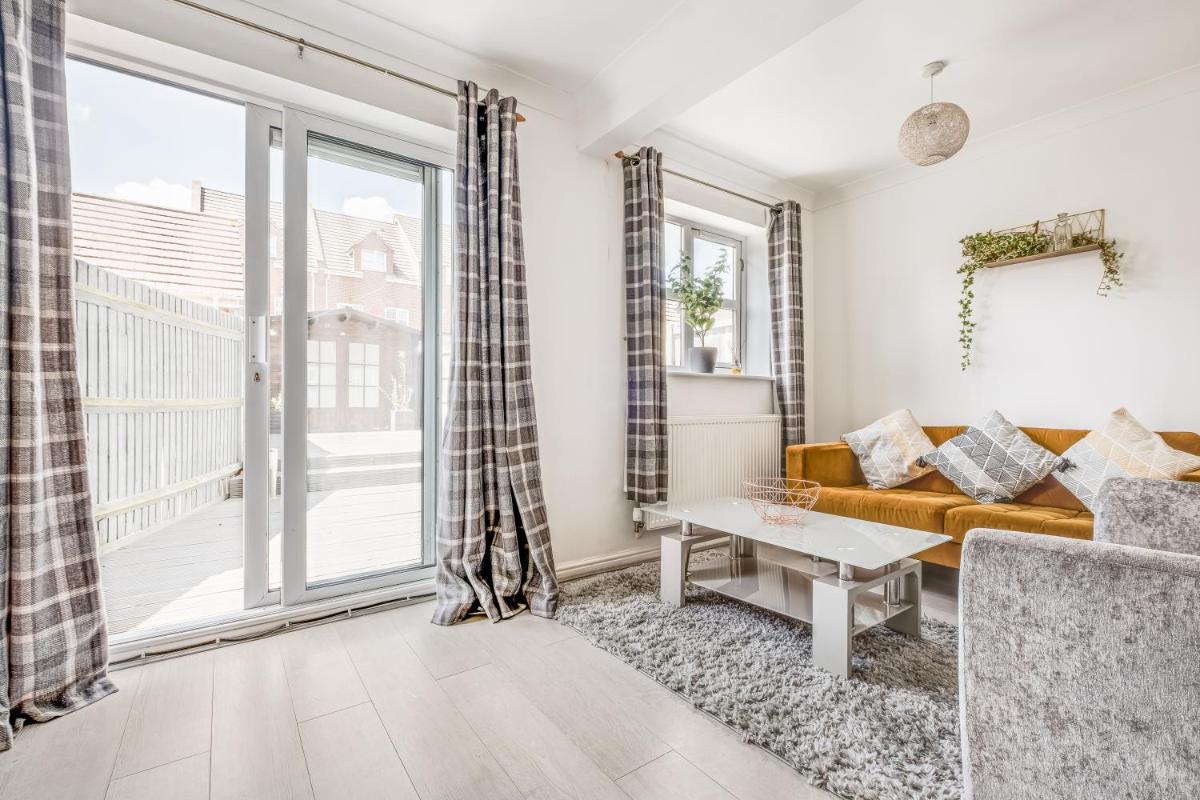 Large 4 bed with free parking close to town centre fast WiFi and crisp hotel standard linen hosted by Our Home Short Stays - Housity