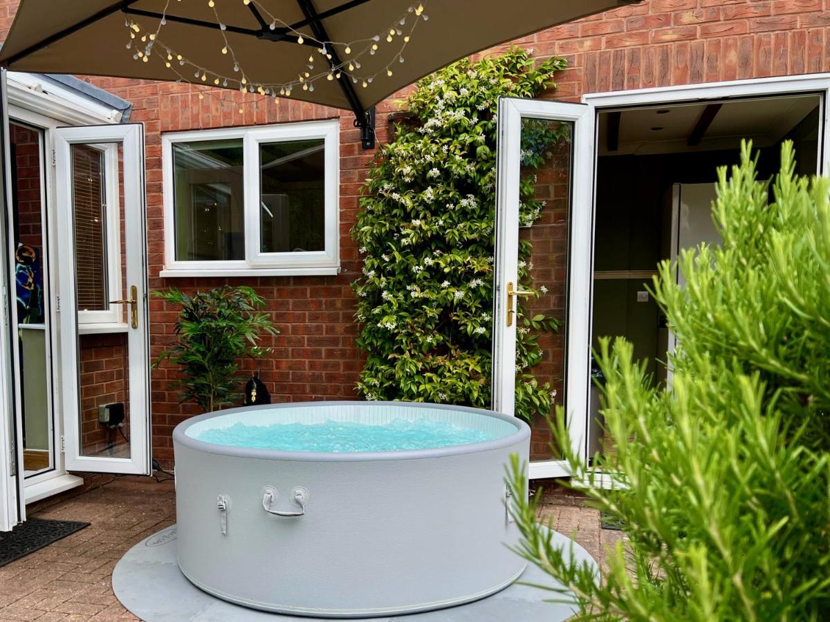 4-bed Cotswold getaway with hot tub & gaming room - Housity