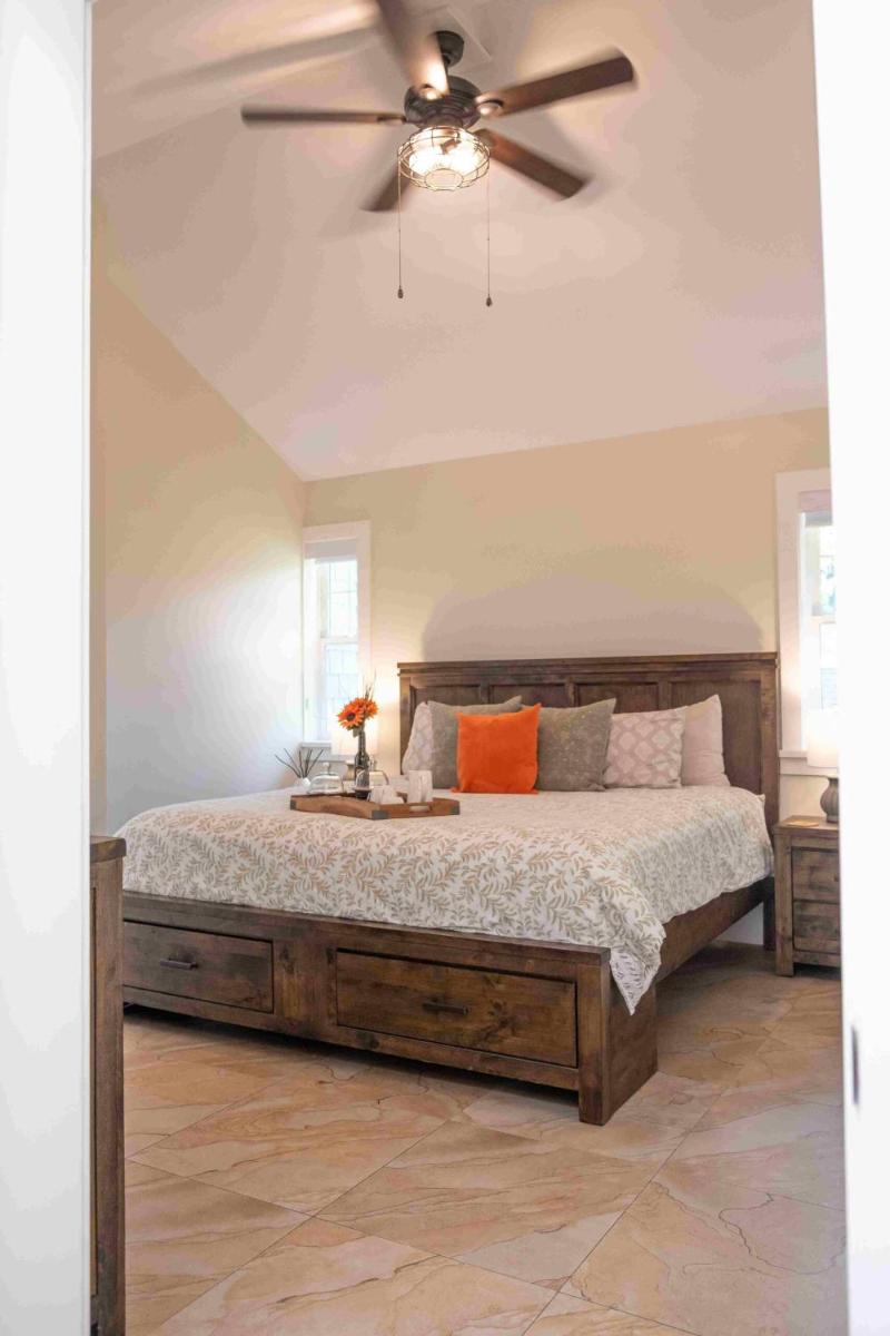 Kelowna Bed & Breakfast - CHATHAM HOUSE - Hizvo