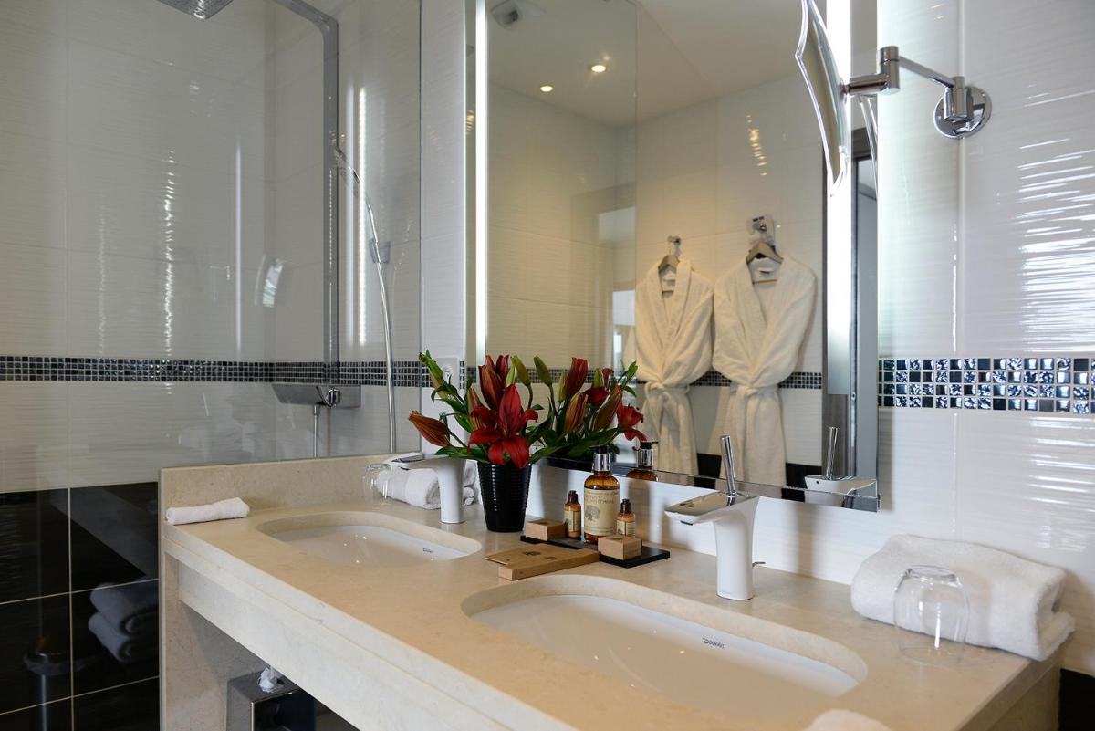 Salle de bains dans l'établissement Kyriad Prestige Lyon Est - Saint Priest Eurexpo Hotel and SPA