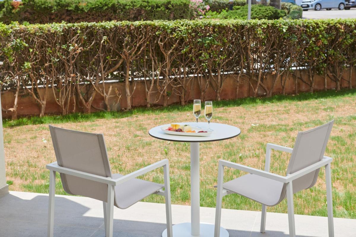 Jardín al aire libre en Hipotels Mediterraneo Hotel - Adults Only