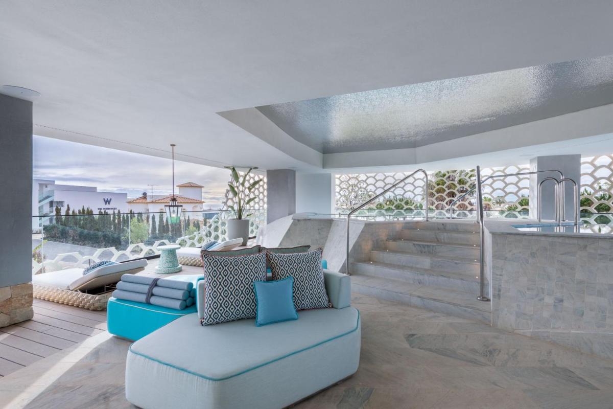 Uma área de estar em W Residences Algarve