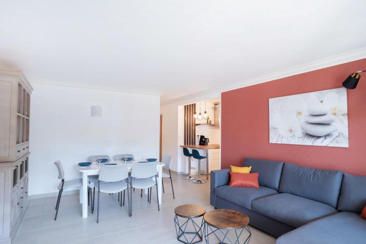 Bright cocoon with pool and sea view - Housity