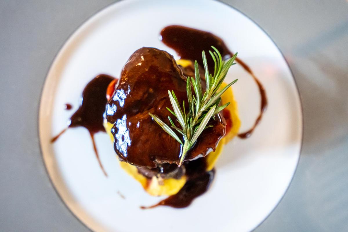 Comida en o cerca de este hotel