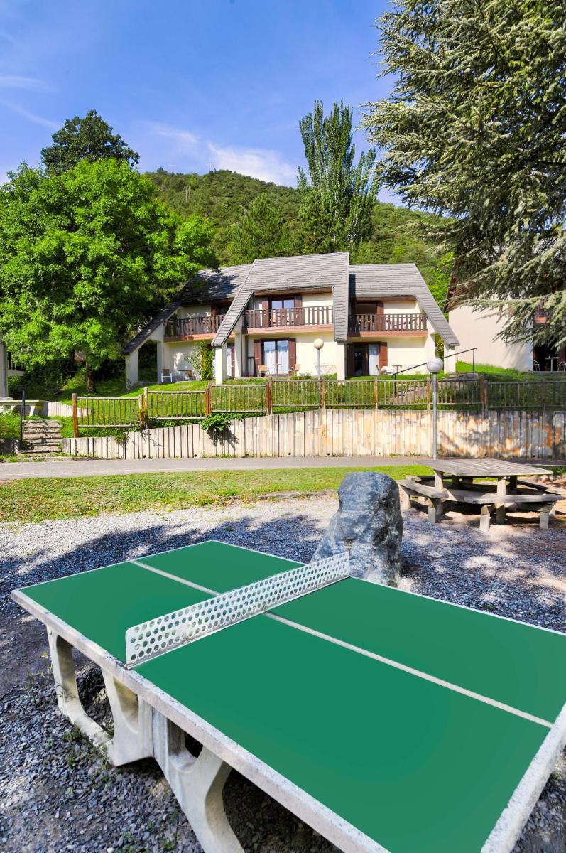 Tennis de table au sein de l'établissement Village Club Les Hyvans ou à proximité