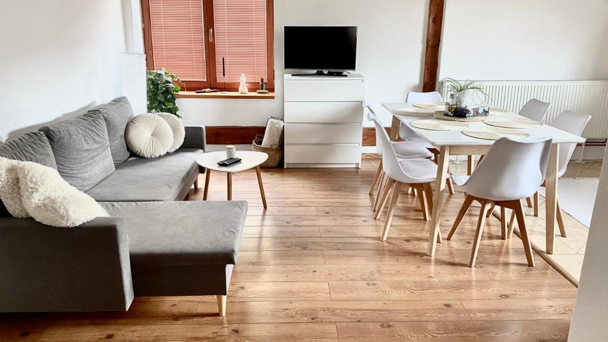 Sunny Attic Apartment - Housity