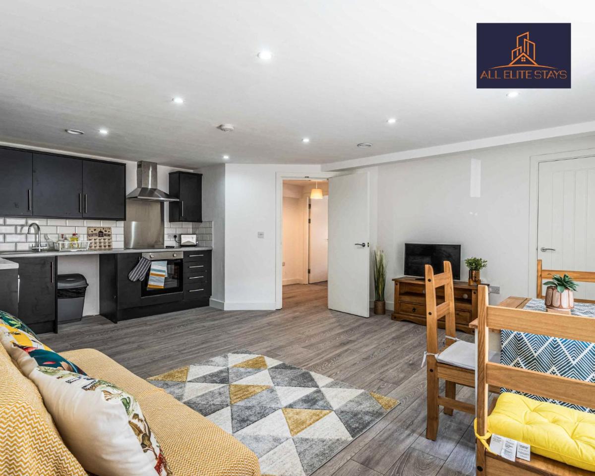 Swan House Apartment 5 - 2 Bed Apartment - Sleeps 6 - Free Parking - Liverpool - close to city centre - By ALL ELITE STAYS - Housity