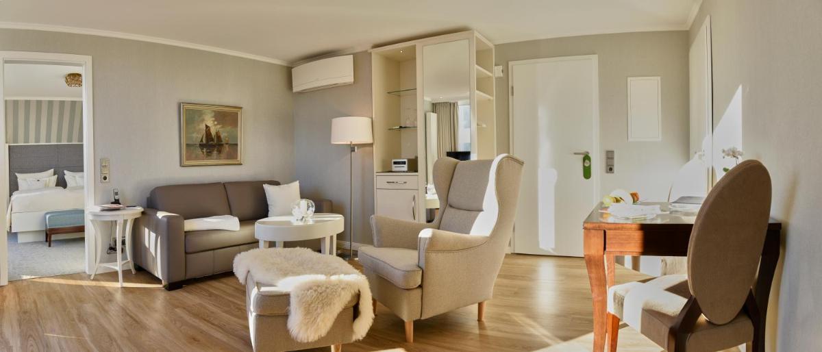 Ein Sitzbereich in der Unterkunft Badhotel Sternhagen