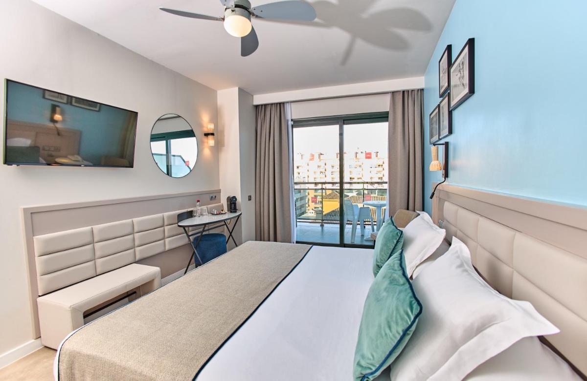 Cama o camas de una habitación en Leonardo Hotel Fuengirola Costa del Sol