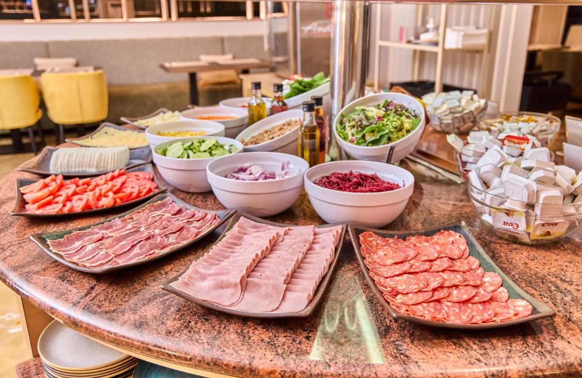 Comida en o cerca de este hotel