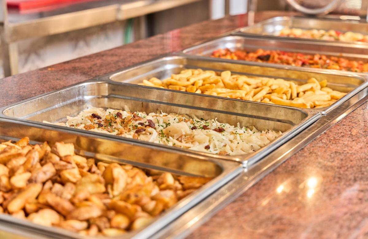 Comida en o cerca de este hotel