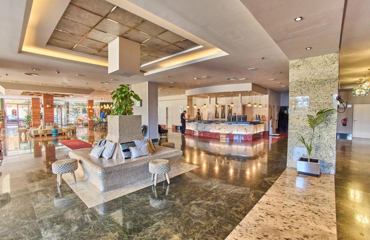 El vestíbulo o zona de recepción de Leonardo Hotel Fuengirola Costa del Sol